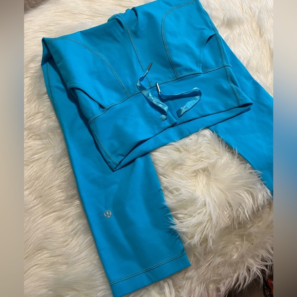 Lululemon Blue Cropped Leggings - Picture 2 of 6